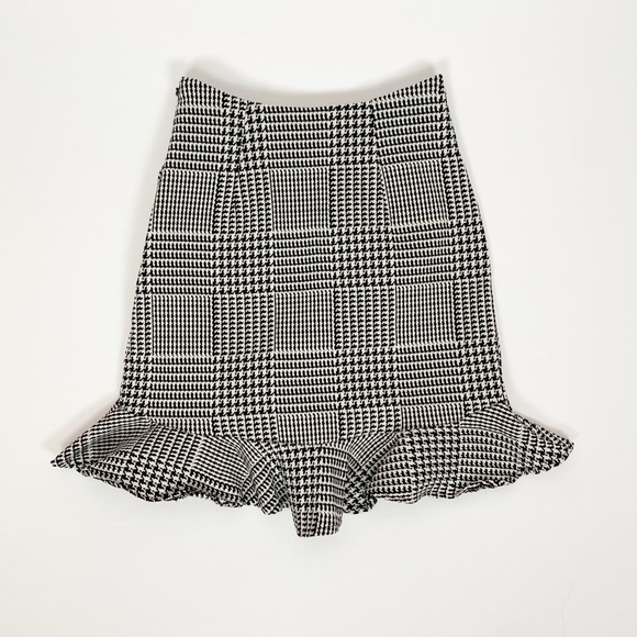 Lovers + Friends Affection Mini Skirt in Houndstooth
Plaid Size Small - Picture 3 of 6